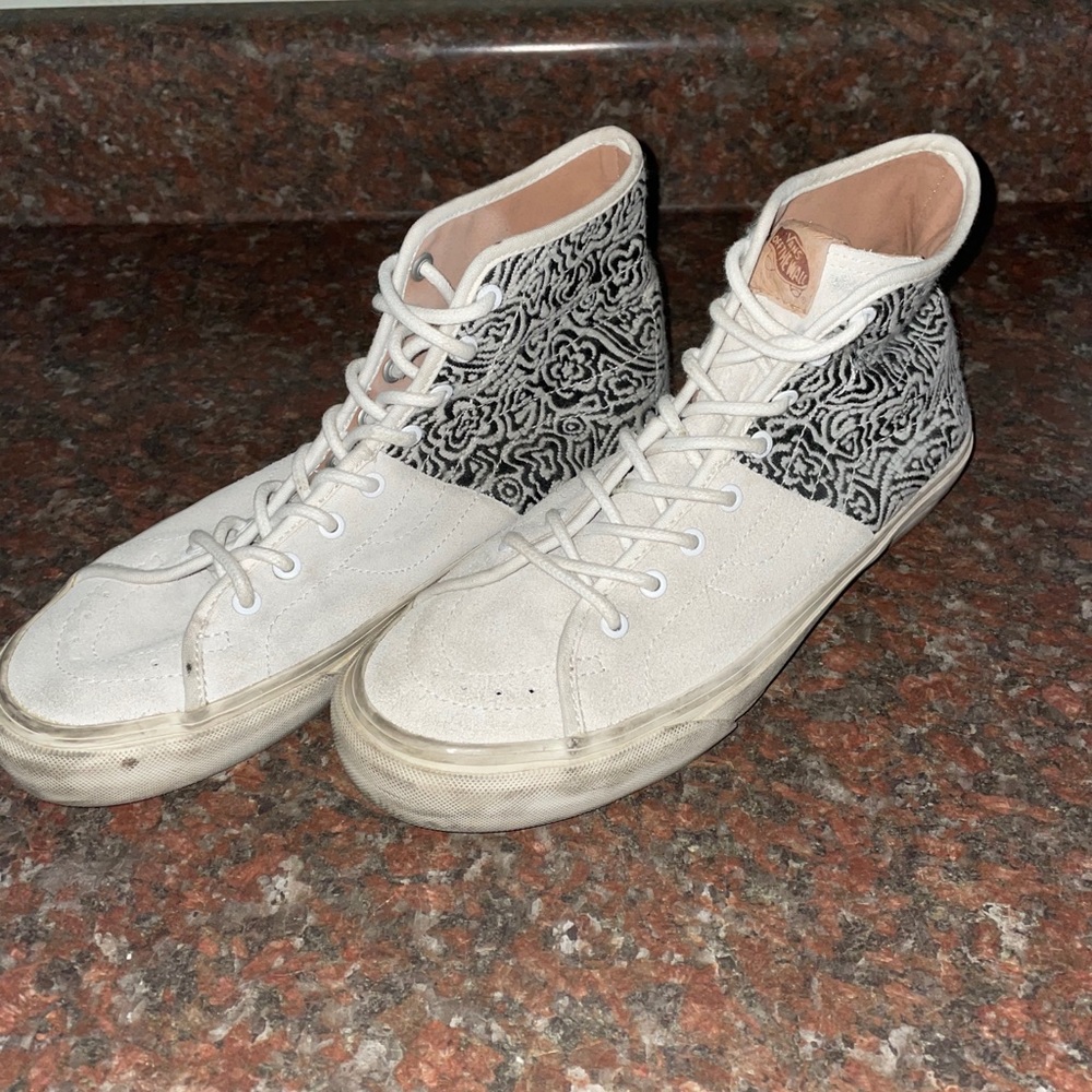 Black n white Converse